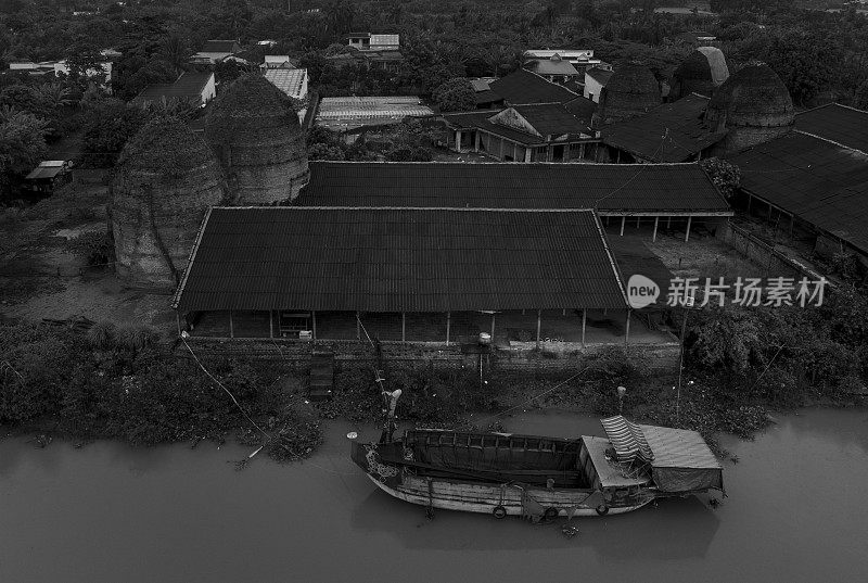 鸟瞰图中的Mang Thit古砖村，湄公河三角洲，永隆省
